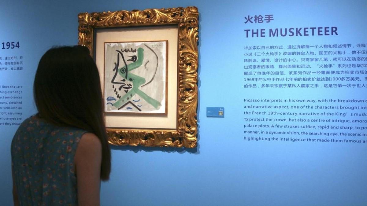 Una visitante observa una de las obras que pertenecen a la exposición "Picasso en China", inaugurada el pasado 28 de mayo en el museo Riverside de Pekín que ha conseguido entre 70,000 y 80,000 visitas, entre ellas la del artista y crítico de arte Liang Kegang, dueño de varias salas de exhibición en el país, que ha generado la polémica al criticar la autenticidad de algunas de las obras que se exponen.
