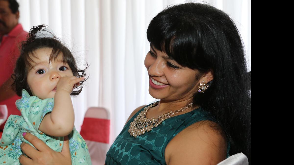 
Jasmary Varela y su hija Emma Torres, de seis meses de nacida, durante la celebración del Día las Madres de la Organzación Hondureña Francisco Morazán.
