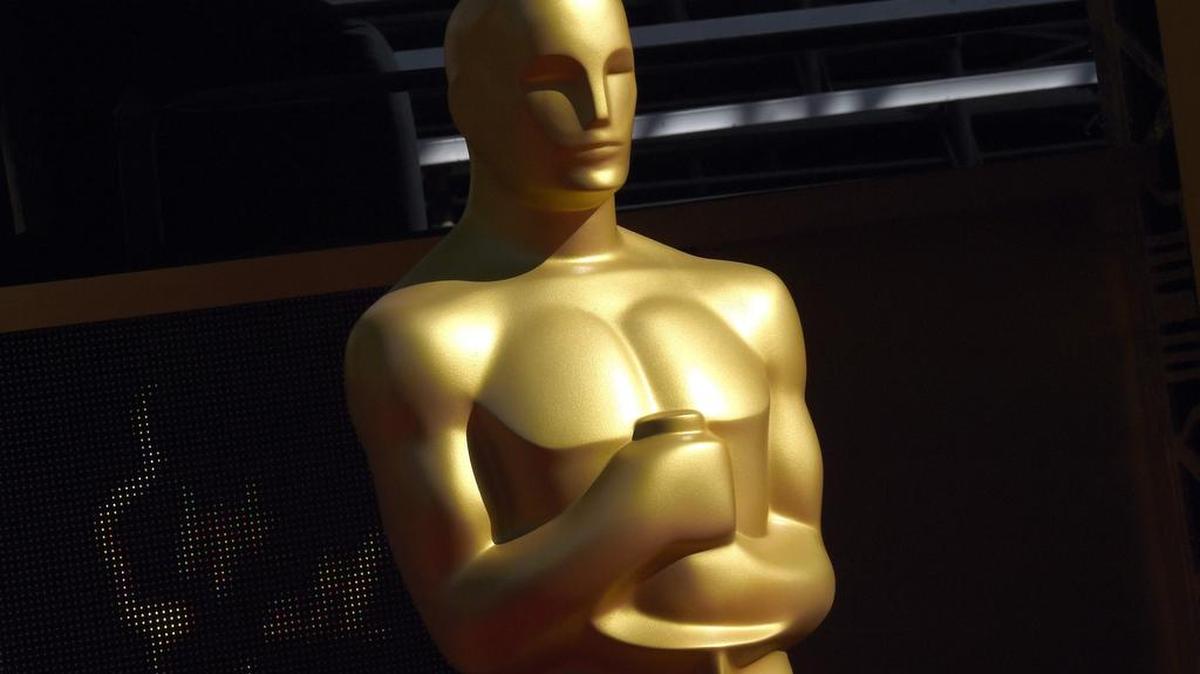 Esta foto de archivo tomada el 27 de febrero de 2016 muestra una estatua de Óscar en la alfombra roja un día antes de los Premios de la Academia en Hollywood, California.
