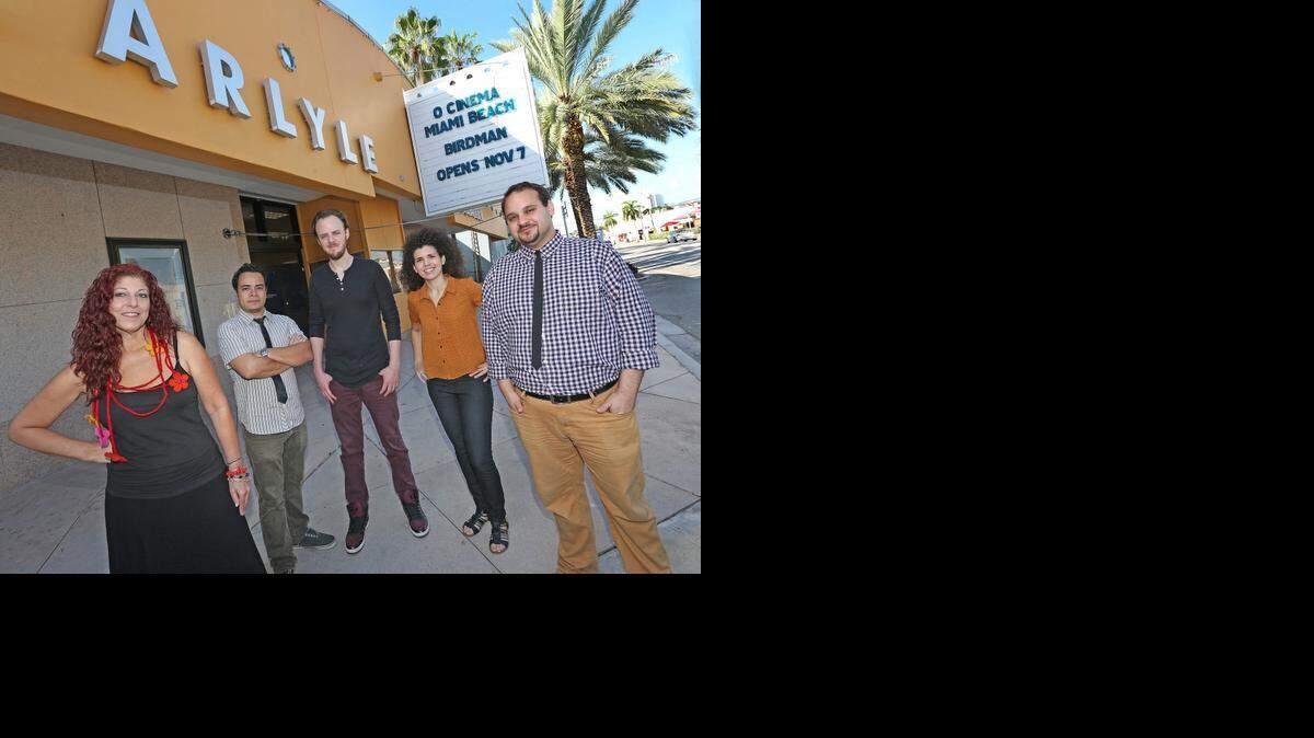 
Vivian Marthell (izq.) y Kareem Tabsch (der.), codirectores de O Cinema, inauguran este viernes una nueva sala en el teatro Byron Carlyle. Los acompañan el equipo de mánagers, de izq. a der., Kevin Bosch, Matt Walter y Melissa Gómez.

