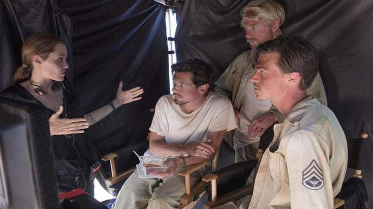 
La directora Angelina Jolie con los actores Jack O'Connell, Domhnall Gleeson y Finn Witrock en el ‘set’ de ‘Unbroken’.

