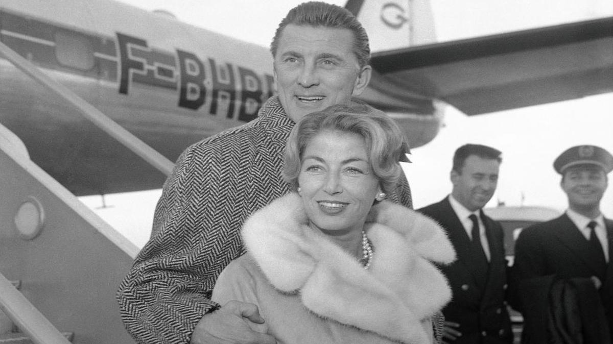 Kirk Douglas con su esposa, Anne Douglas, a su llegada al aeropuerto de Londres, en diciembre de 1960.
