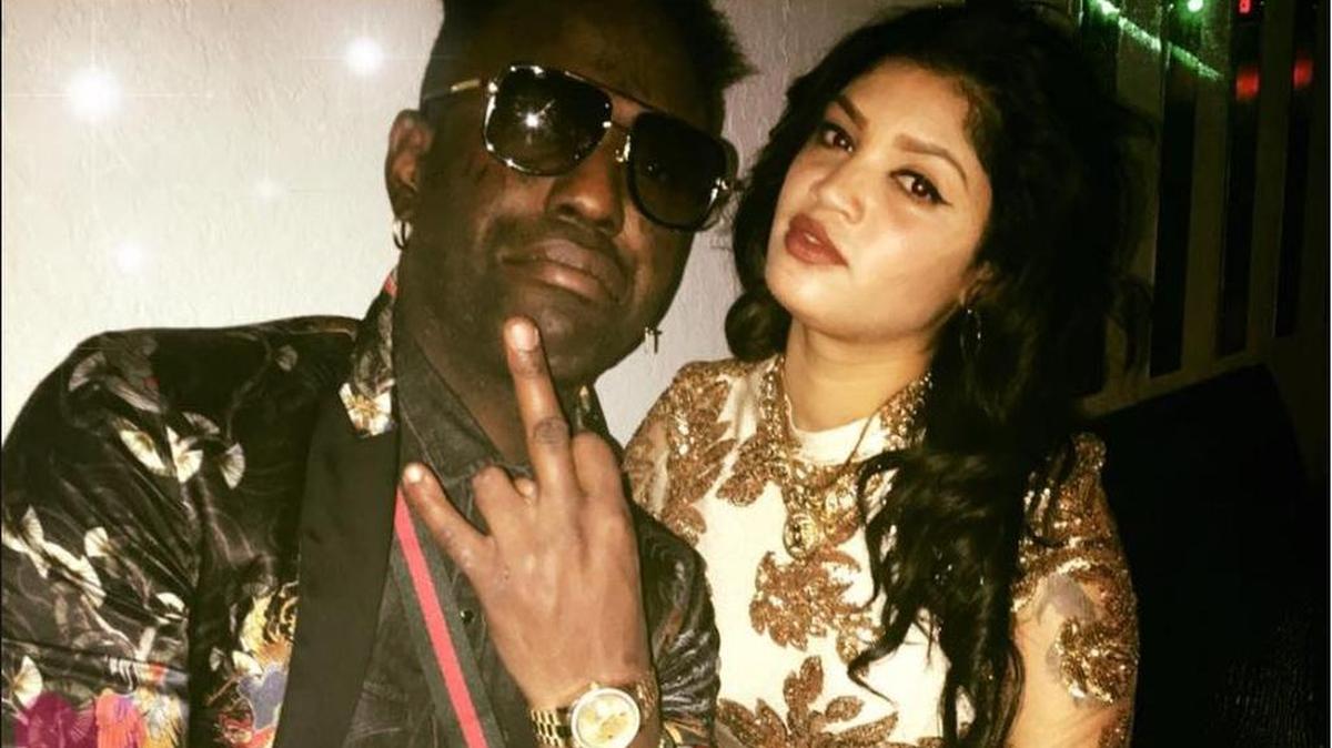 El cantante cubano Yosvanis Sierra, más conocido como “Chocolate”, con su nueva novia Yenny Cáceres.