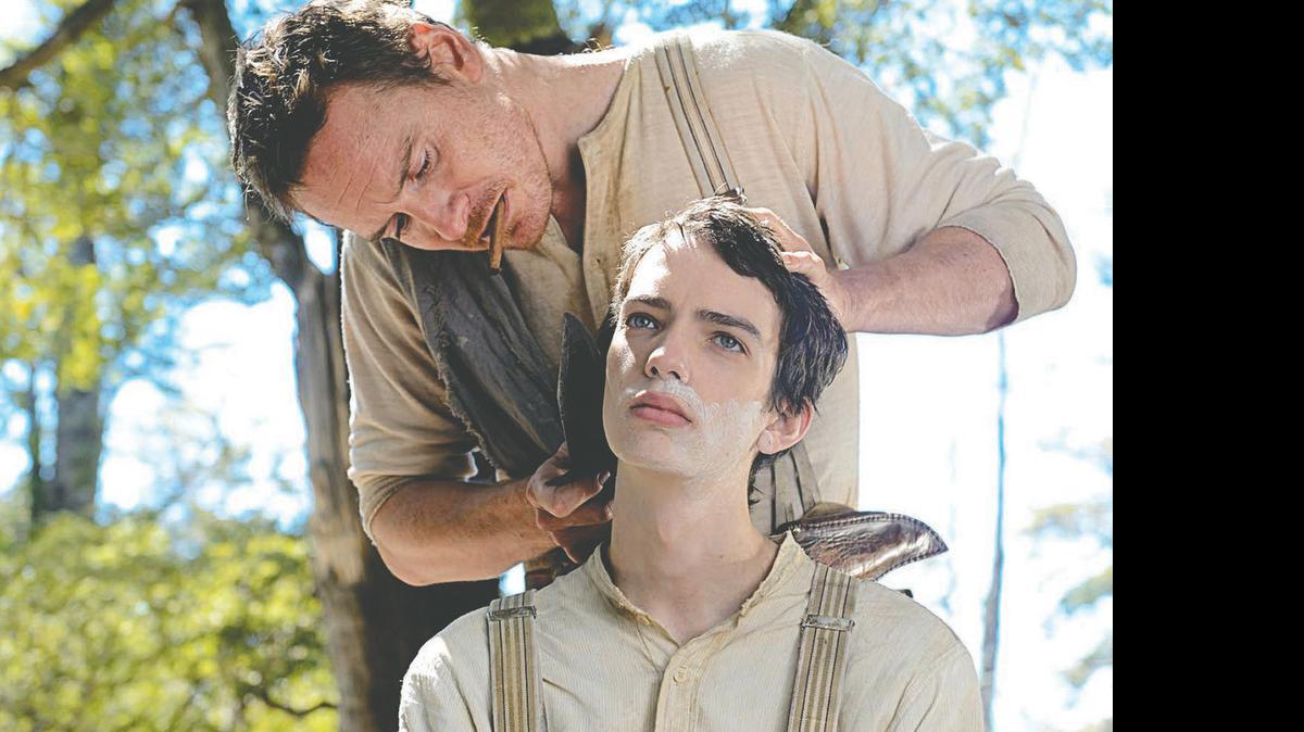 
Kodi Smit-McPhee (sentado) y Michael Fassbender en ‘Slow West’, dirigida por John Maclean.
