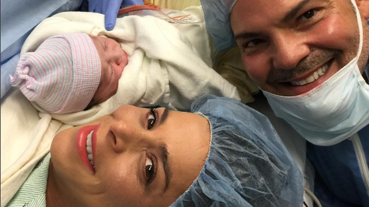 La presentadora de Sal y Pimienta, Lourdes Stephen, junto a su esposo Michael Puchades y su nuevo bebé Michael Víctor Puchades.
