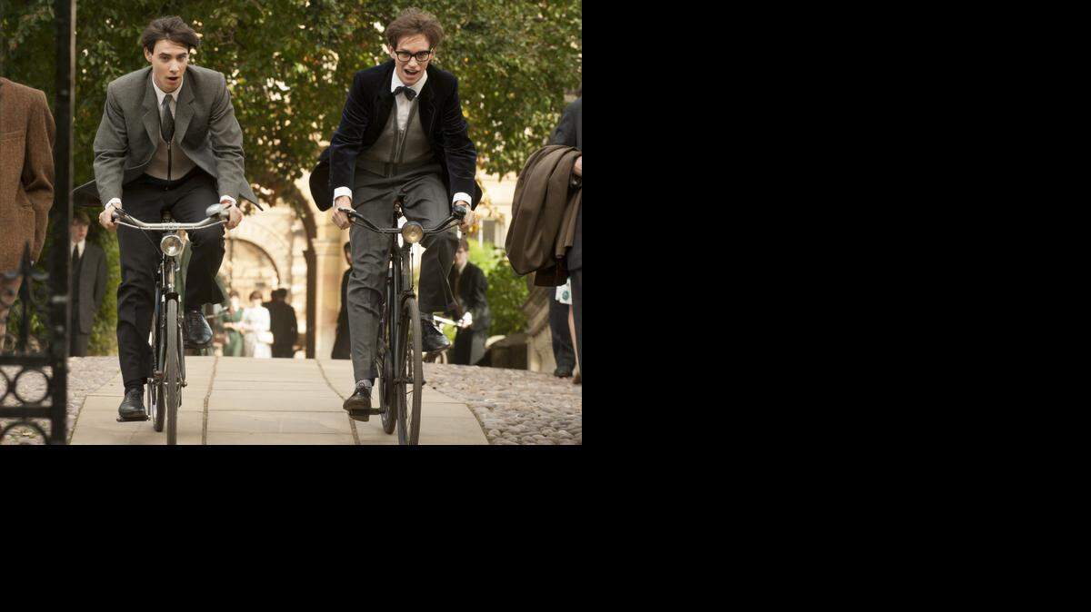 
Harry Lloyd y Eddie Redmayne en ‘The Theory of Everything’, dirigida por James Marsh.
