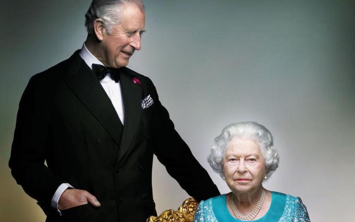 Un retrato de la reina Isabel II de Inglaterra y del príncipe Charles, en la sala de estar blanca en el castillo de Windsor, Inglaterra en mayo de 2016.