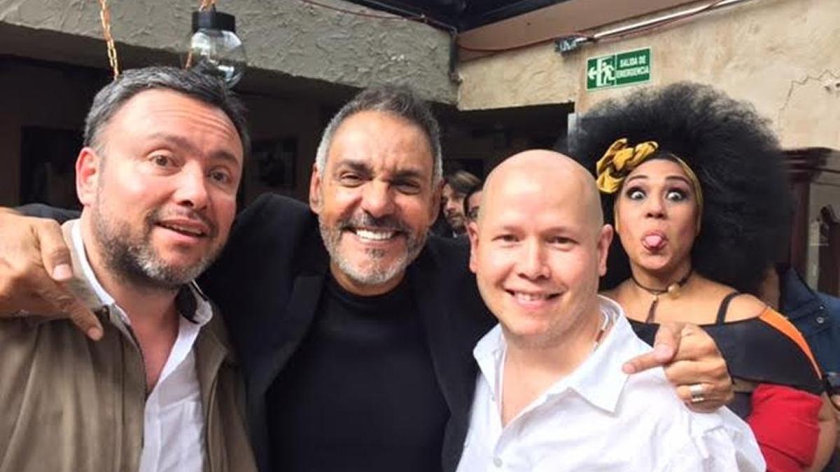 El escritor Andrés Salgado (tercero desde la izq.) junto a su colega Paul Rodríguez, coguionista de ‘Celia’, el actor Moisés Angulo (Simón) y la cantante Aymeé Nuviola (Celia Cruz, de mayor, en la serie).