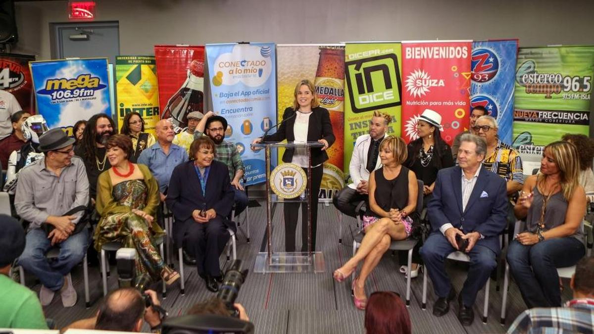 Fotografía cedida en donde aparece la alcaldesa de San Juan, Carmen Yulín Cruz Soto (c) hablando rodeada de algunos de los artistas y músicos que participarán desde hoy hasta el próximo domingo en las tradicionales Fiestas de la Calle San Sebastián en el histórico casco del Viejo San Juan. La cita artística y cultural, que celebra este año su 46 edición, arrancará con una comparsa liderada por cabezudos frente a la antigua residencia de Rafaela Balladares, fenecida fundadora de las Fiestas de la Calle San Sebastián.