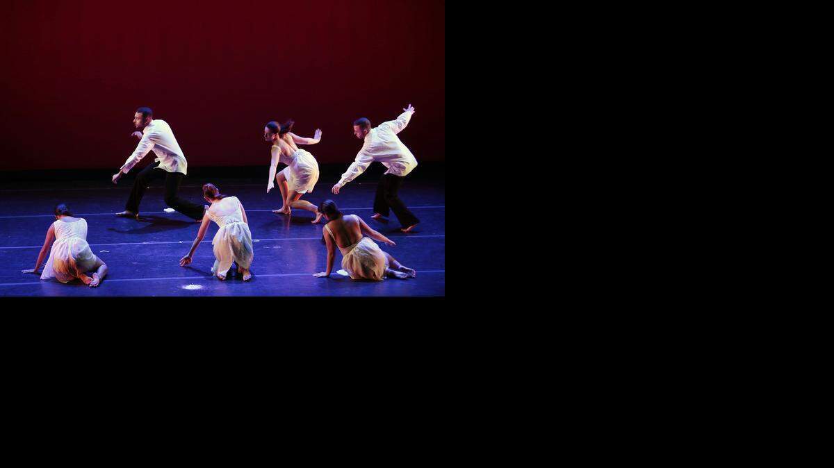
Estreno mundial de ‘Saint Apollonia’ con los bailarines Rebecca Pelham, Barbie Freeman, Kristen Aoki, Paula Vásquez, Justice Rodríguez, Jamil Sayih en el Festival de Danza Miami, en el teatro Colony de Miami Beach.
