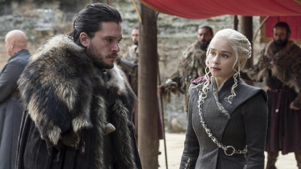 Kit Harington (izq.) y Emilia Clarke en el capítulo final de la temporada 2017 de “Game of Thrones”.