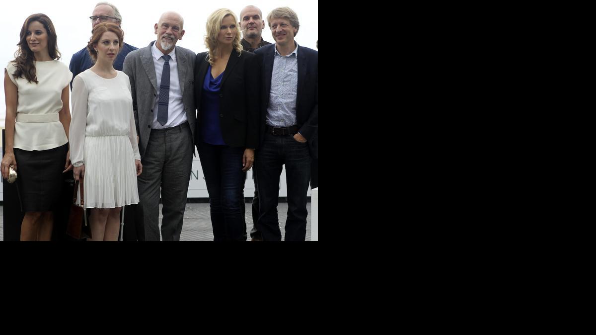 
El cineasta Michael Sturminger (d), los actores John Malkovich (c), Veronika Ferres (2d), Lola Naymark (2i), Maria Joao Bastos (i), el barítono Florian Boesch (2d, detrás), y el director musical Martin Haselböck (c, detrás) posan para los medios gráficos, hoy en la 62 edición del Festival de Cine San Sebastián, donde han presentado su trabajo "Casanova variations", que compite en la Sección Oficial del certamen. EFE/Javier Etxezarreta
