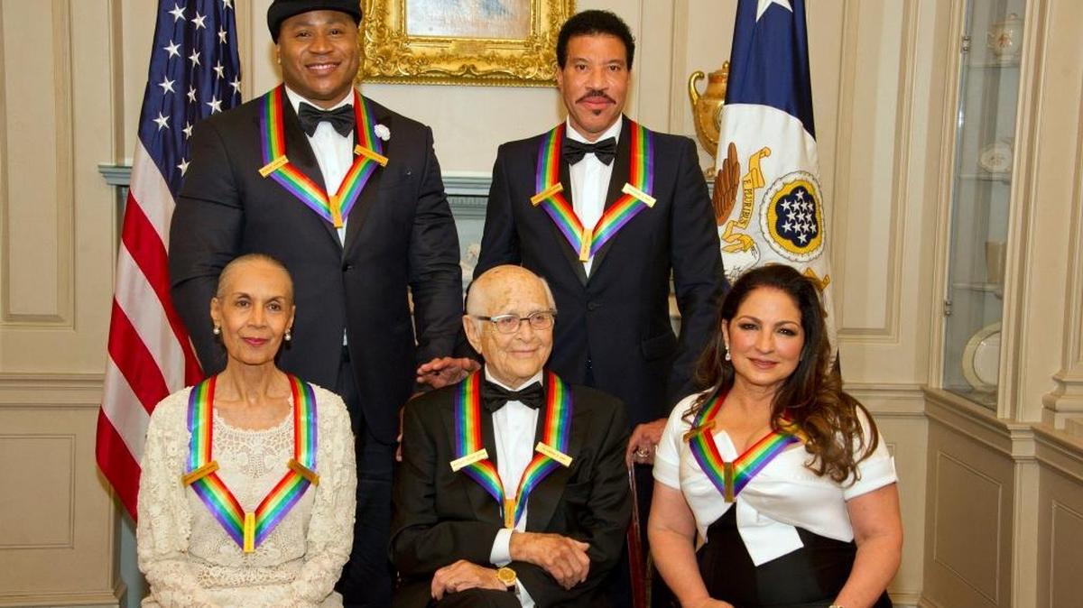 Gloria Estefan posa el sábado con los otros ganadores del Kennedy Center Honors. Desde la izq.: LL Cool J. y Lionel Richie (de pie ) Carmen de Lavalla y Norman Lear.