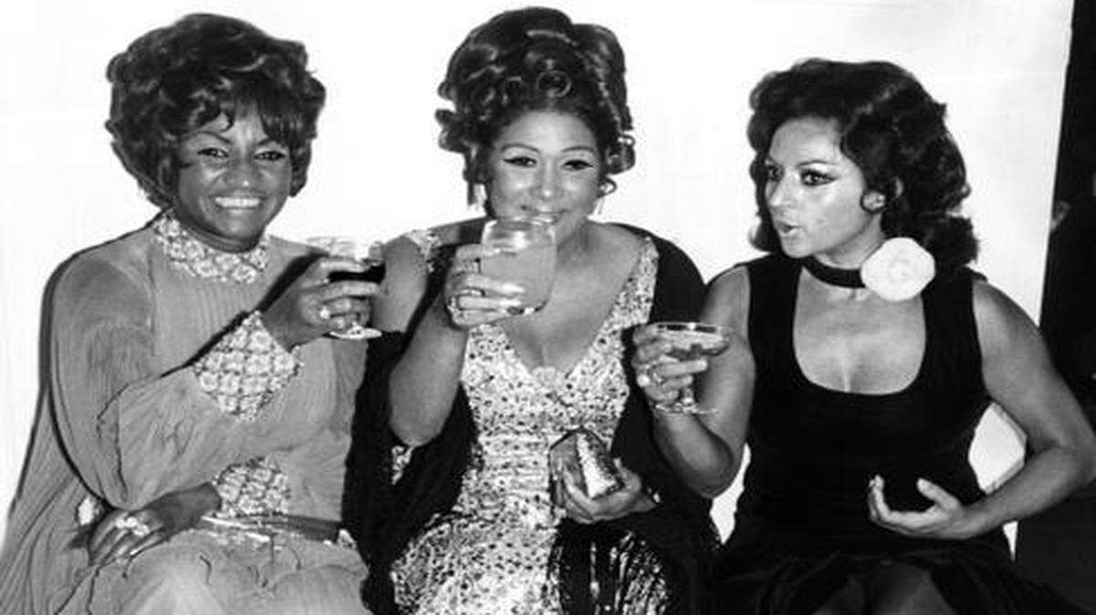 
Las cantantes Celia Cruz, Olga Guillot y Lola Flores brindan durante el cóctel que ofreció el modisto Miguel Rueda, en Madrid, el 1 de noviembre de 1970.
