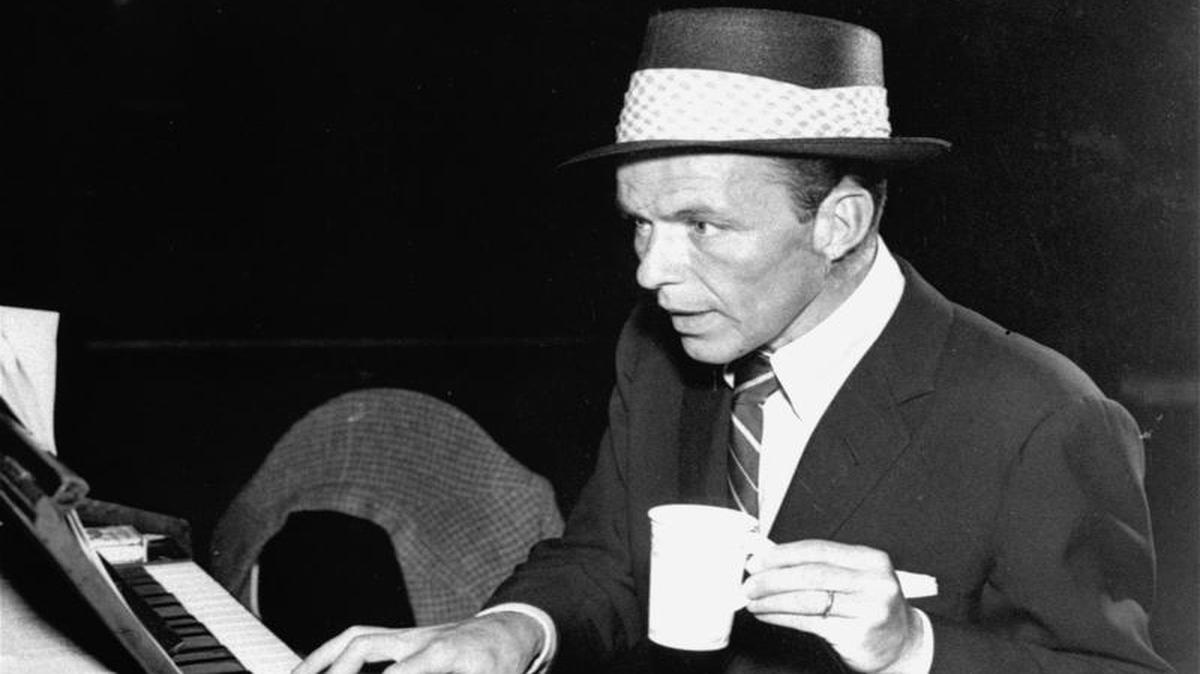 Al piano en septiembre de 1954. Cuentan que no le gustaba cantar
