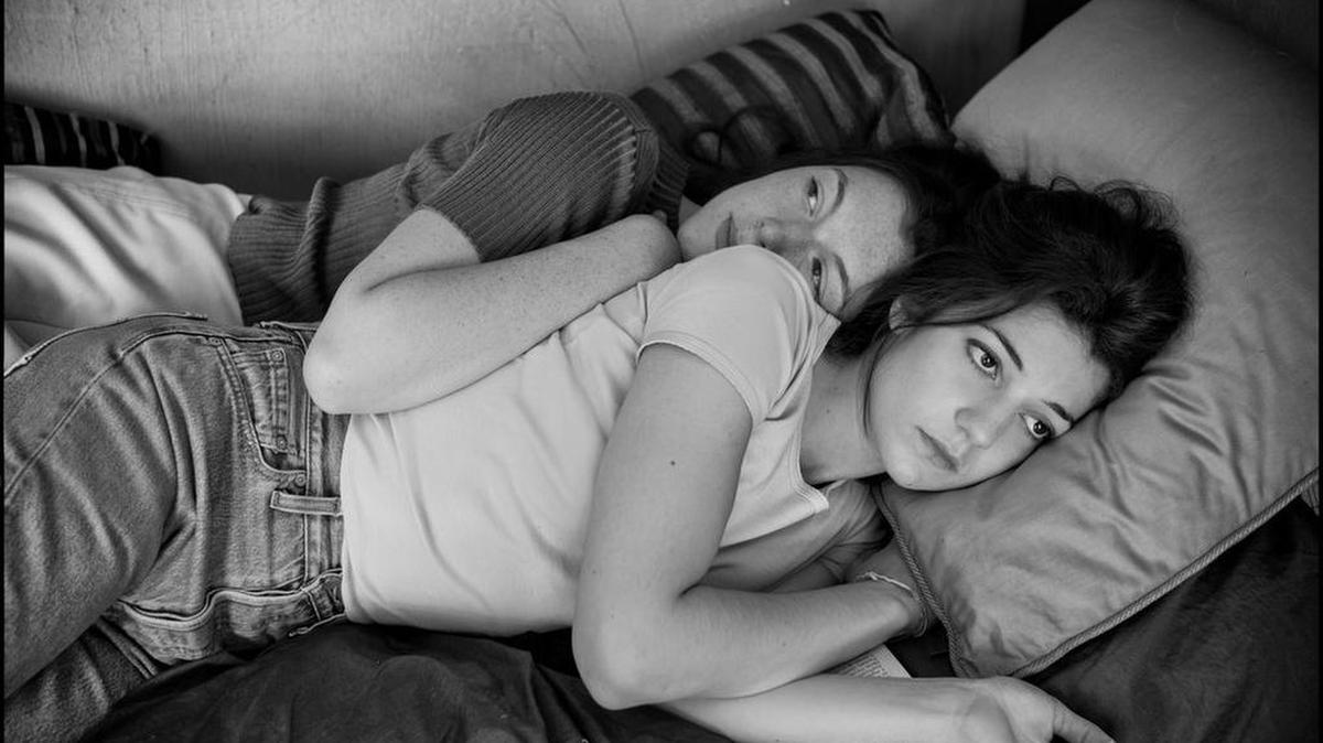 Esther Garrel como ‘Jeanne’ (al frente) y Louise Chevillotte como ‘Arianne’ en la película de Philippe Garrel ‘Lover for a Day’. En el MDC’s Tower Theater.