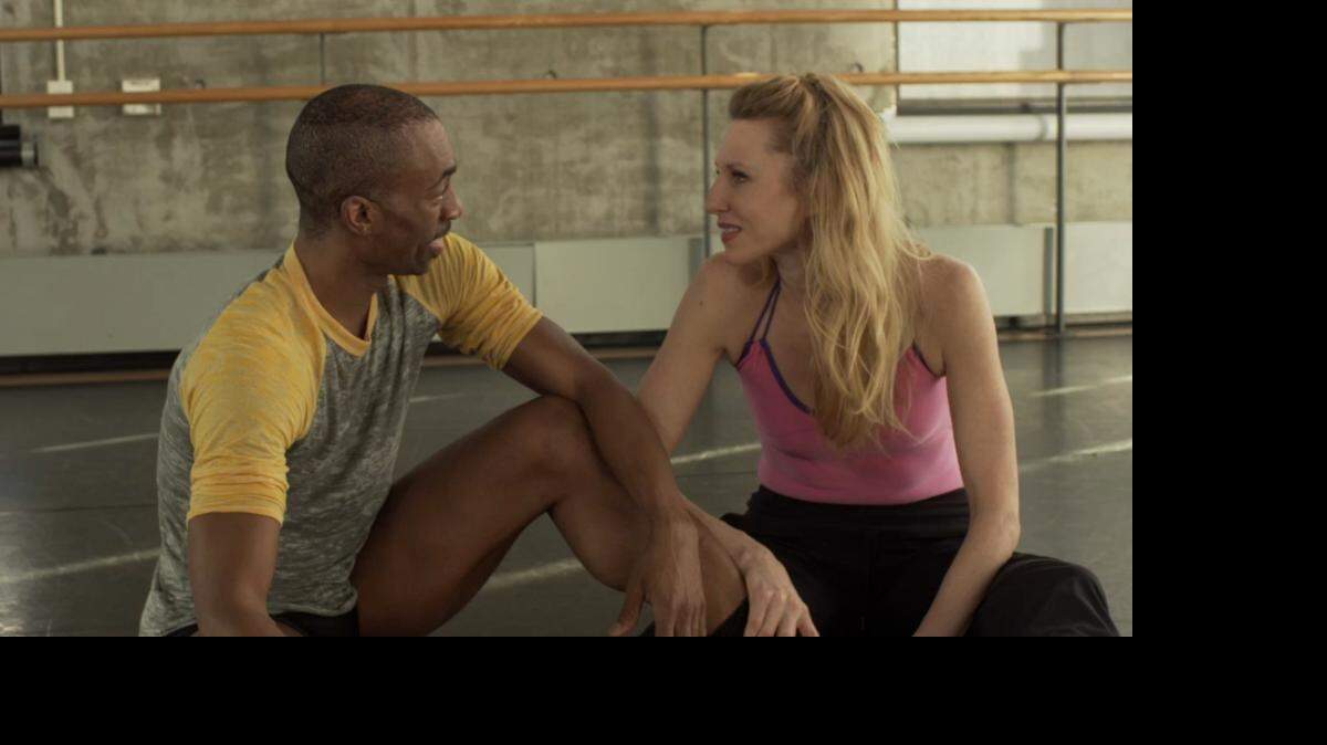 
Desmond Richardson y Katherine Crockett en ‘Fall to Rise’, dirigida por Jayce Bartok.
