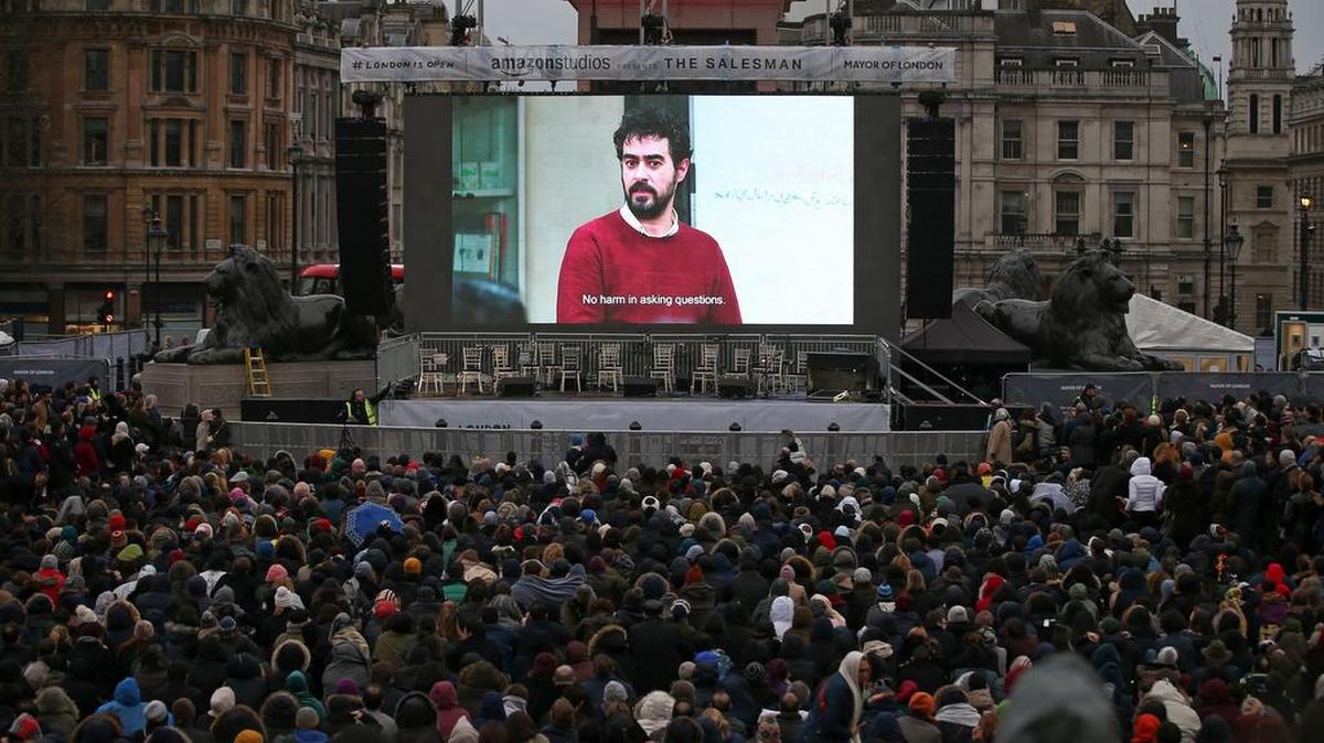 Miles de personas asistieron este domingo en Londres a una proyección gratuita de la película “El viajante (The Salesman)” del iraní Asghar Farhadi, que boicotea la ceremonia de los Óscar para denunciar la política de Donald Trump hacia los musulmanes.