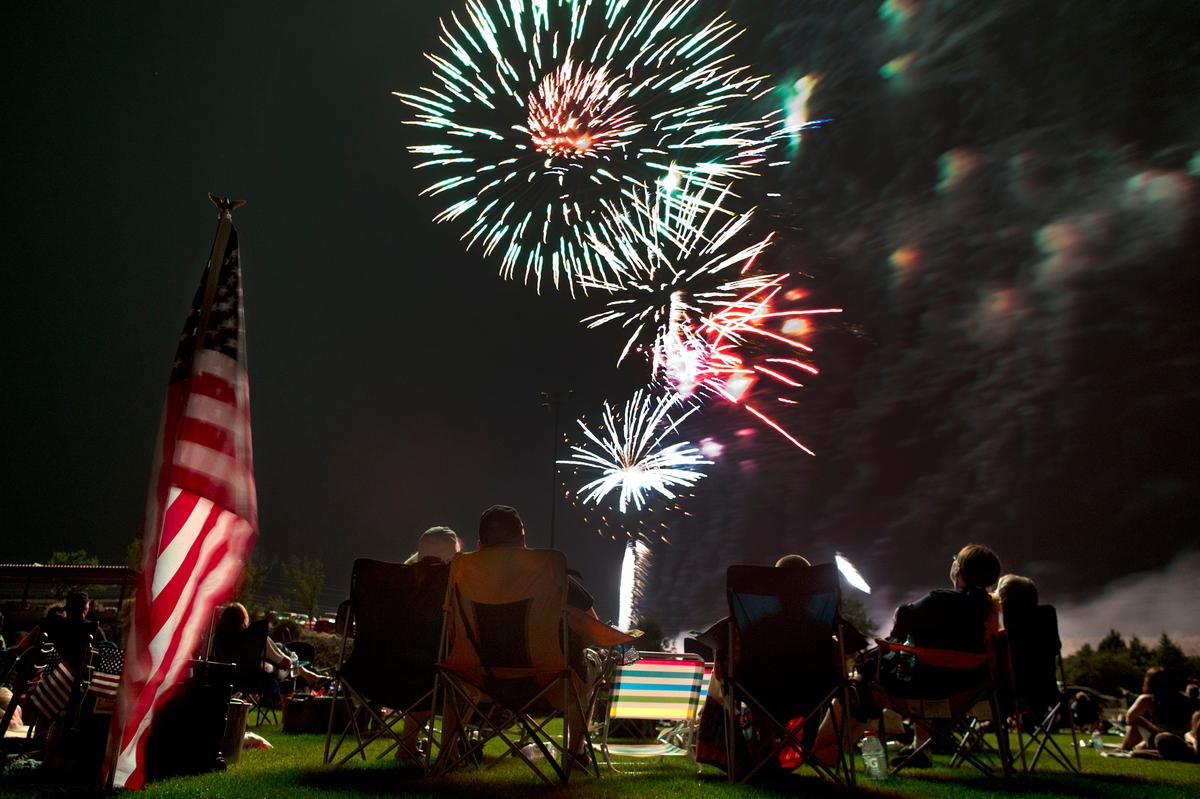 Los espectadores observan cómo estallan los fuegos artificiales durante la celebración del 4 de julio de 2013 en Pioneer Park en Prescott, Arizona.