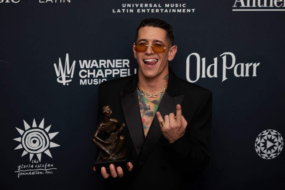El cantante puertorriqueño Lenny Tavárez celebra su Premio LA MUSA Triunfador con Old Parr Whiskey en Miami.