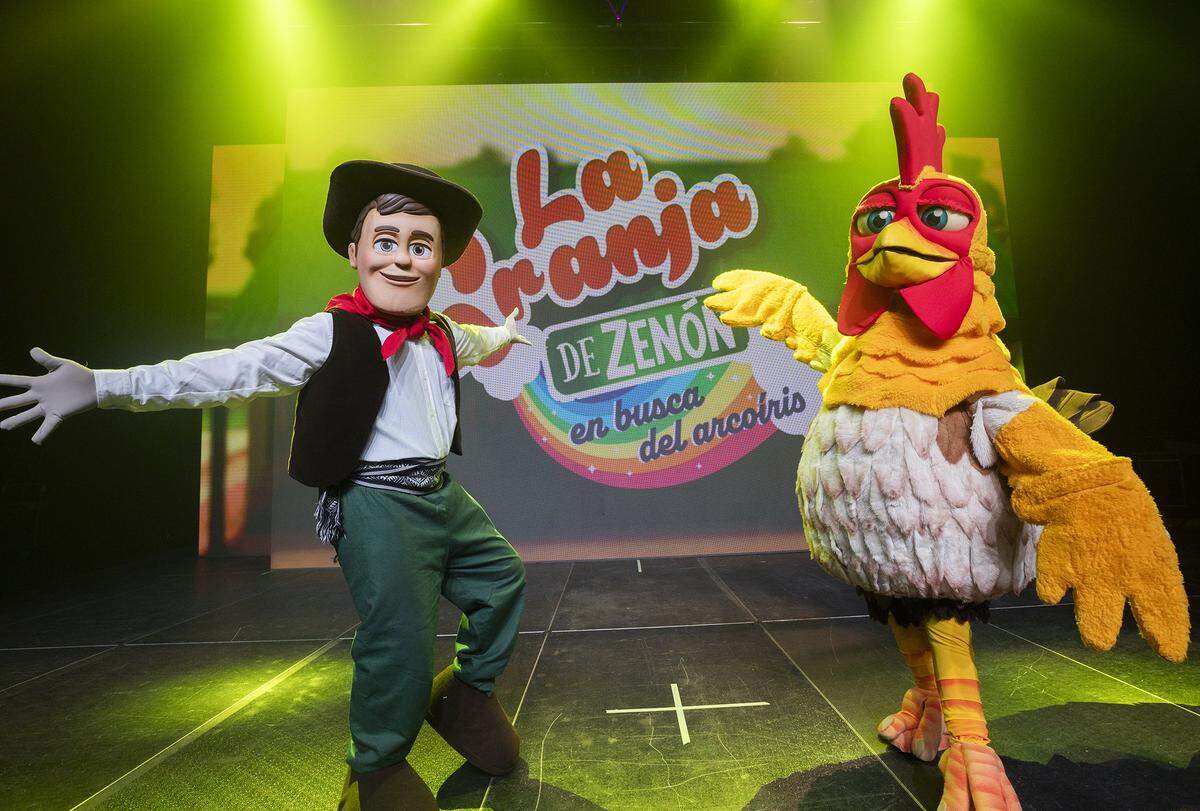 Personajes de La Granja de Zenón, Zenón y Bartolito, en el escenario  el James L. Knight Center en Miami, Florida, el viernes 22 de agosto de 2025.