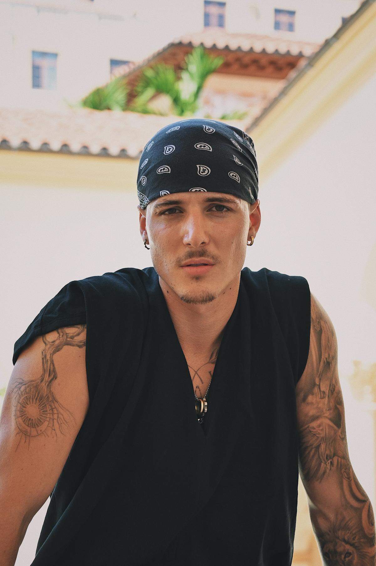 Nacido en Italia y criado entre distintas culturas, Teo Bok inició su trayectoria en el teatro musical y alcanzó reconocimiento nacional a los 12 años como finalista de The Voice Kids Alemania.