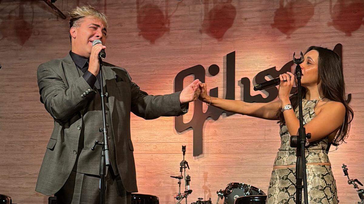 Cristian Castro y Melissa Robles de la agrupación Matisse el 15 de octubre de 2025 en el Gibson Guitar Showroom.