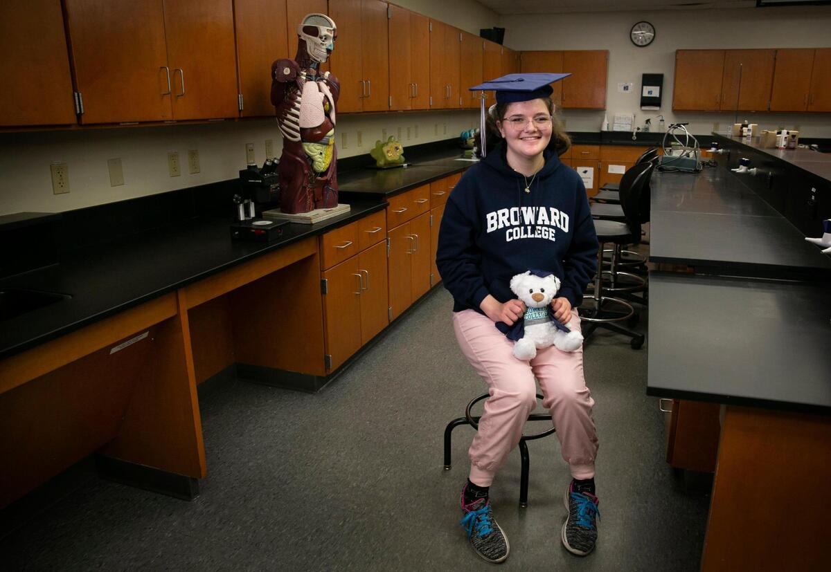 Sawsan Ahmed ni siquiera es una adolescente, pero se graduó de Broward College. Sawsan aparece en un laboratorio de biología en la universidad el 13 de diciembre de 2021.