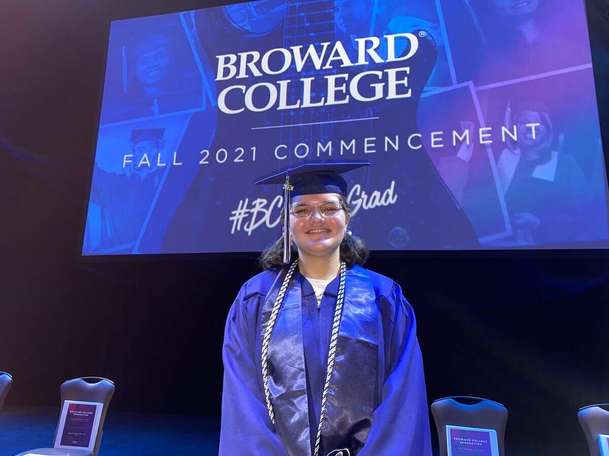 Sawsan Ahmed, de 12 años, en su graduación de Broward College el miércoles 15 de diciembre de 2021. Es la graduada más joven en los 61 años de historia de Broward College.