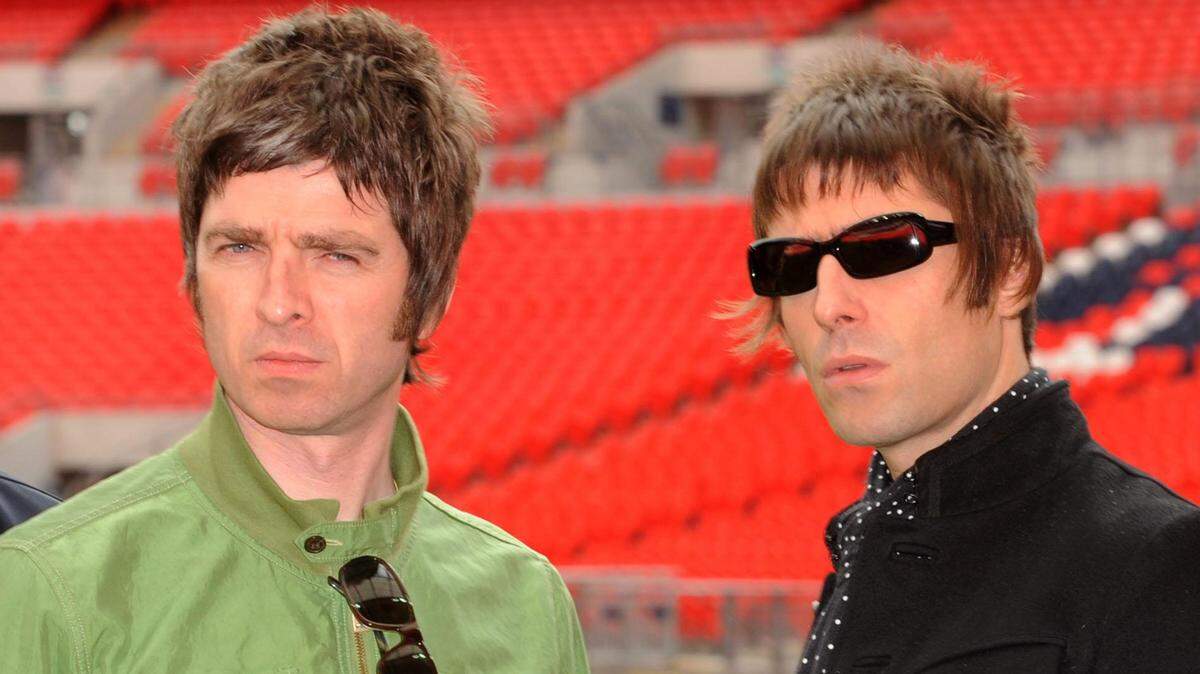 Foto de archivo con fechade  16/10/2008 de los miembros de la banda Oasis Noel Gallagher (izquierda) y Liam Gallagher (derecha), durante una fotocelda en el estadio de Wembley. 