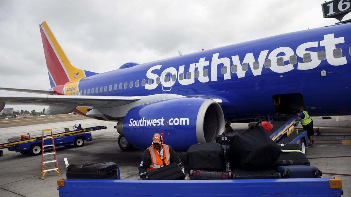 Un empleado de la aerolínea Southwest carga el equipaje al avión, en el aeropuerto de Santa Ana, California, el 14 de abril del 2016.