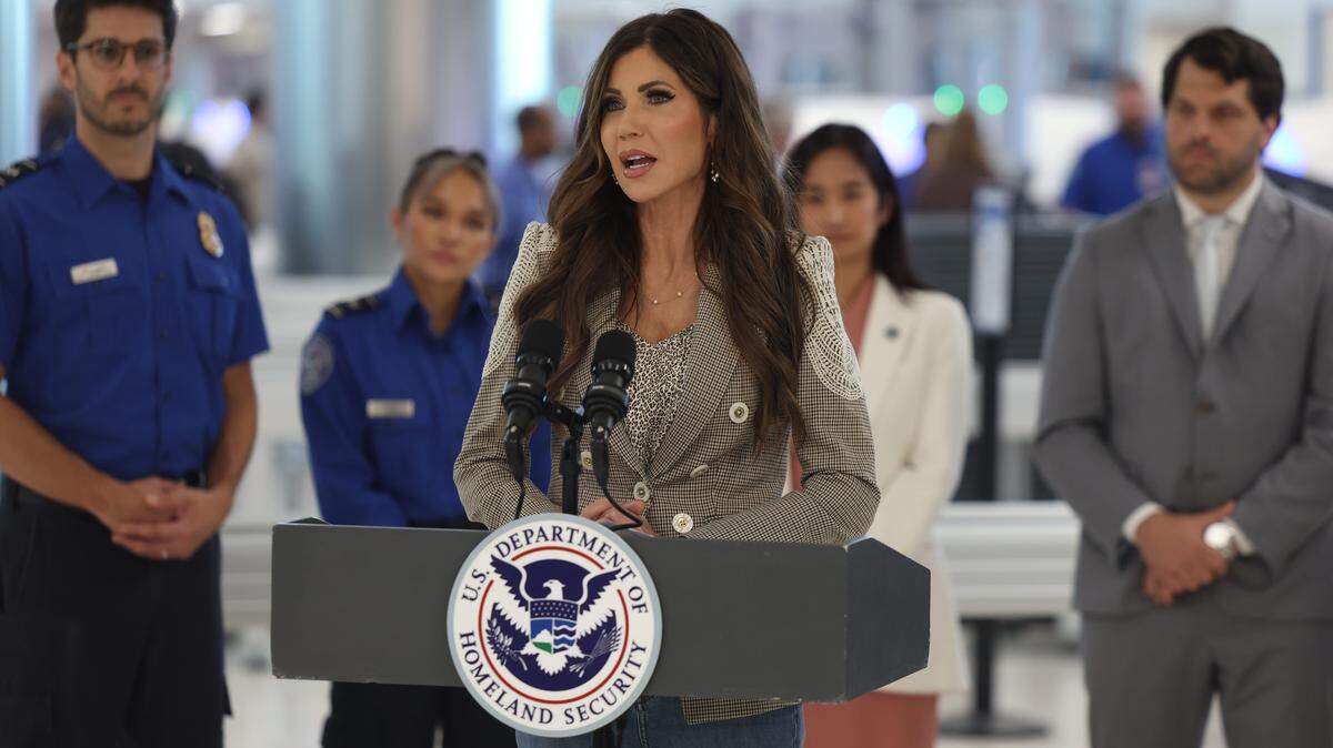 La secretaria de Seguridad Nacional de EEUU, Kristi Noem, habla durante una conferencia de prensa en el Aeropuerto Internacional de Nashville para anunciar nuevos carriles exprés de la TSA para familias militares como parte de la iniciativa “Servir con honor, viajar con facilidad”, el jueves 17 de julio de 2025.