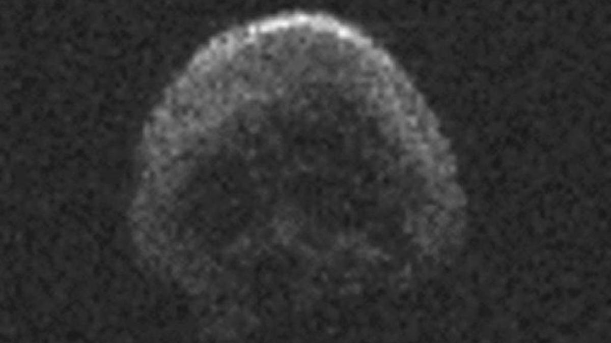 Un gran meteorito bautizado como la “Gran Calabaza”, por su coincidencia con la festividad de Halloween, alcanzó este sábado a las 17.01 GMT su punto más cercano a la Tierra, cuando se aproximó a una distancia solo un poco mayor de la Luna, para luego seguir su viaje por el espacio.