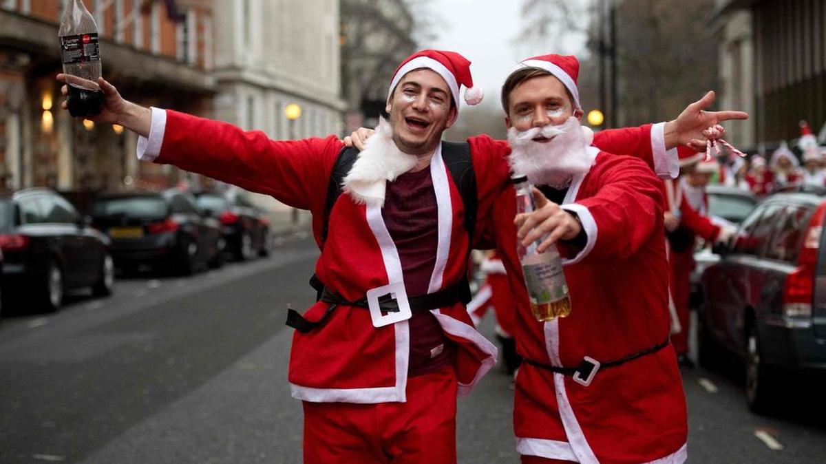 Hombres vestidos como Santa Claus se unen a la celebración del SantaCon en Londres, el 10 de diciembre de 2016.