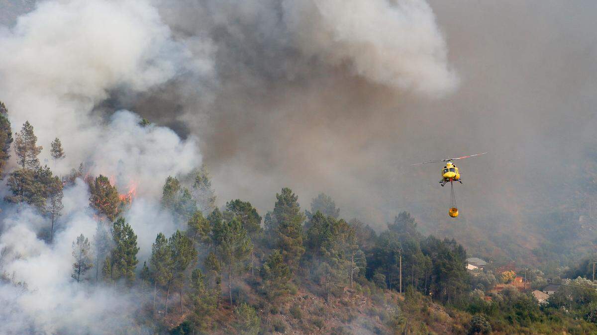 Un helicóptero bombardero trabaja para extinguir el incendio, el 17 de agosto de 2025, en Quiroga, Lugo, Galicia (España). El incendio registrado en Larouco (Ourense) tuvo un comportamiento explosivo y atravesó el Sil hasta 15 puntos, para finalmente entrar en la provincia de Lugo, cruzando hacia Quiroga. La calidad del aire en Ourense y Lugo continúa afectada por los efectos de los incendios forestales en la provincia, donde aún quedan 13 incendios sin extinguir, 12 activos y 1 estabilizado, que ya han quemado unas 50,570 hectáreas.