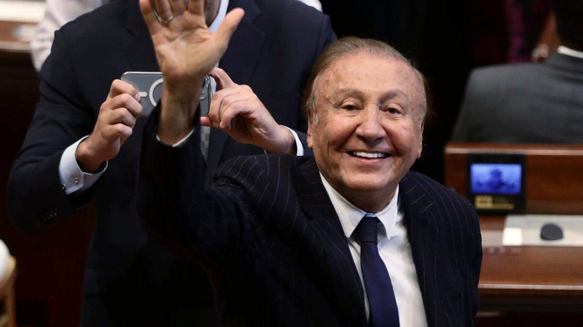 Rodolfo Hernández, ex candidato presidencial, saluda a los periodistas durante la inauguración de la sesión del Congreso en Bogotá, Colombia, el 20 de julio de 2022. Hernández anunció el miércoles 21 de septiembre de 2022 su renuncia al Senado colombiano, escaño que ganó al obtener el segundo mayor número de votos en las elecciones presidenciales de este año. (Foto AP/Iván Valencia, Archivo)