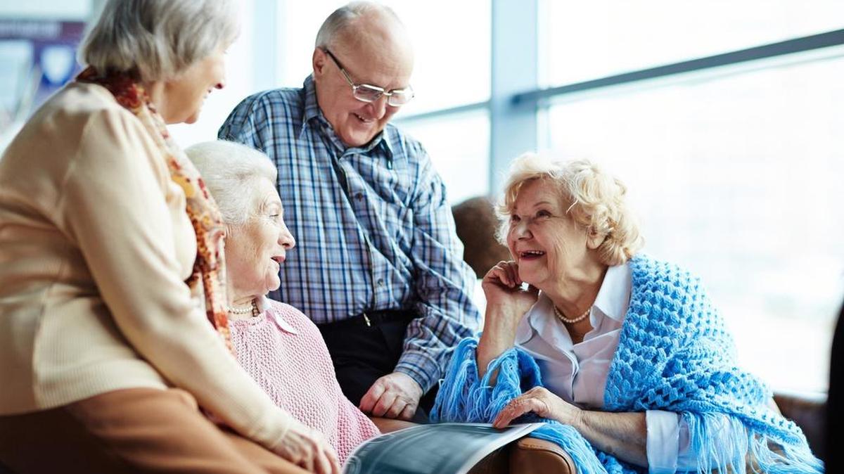 Un grupo de adultos mayores conversa.