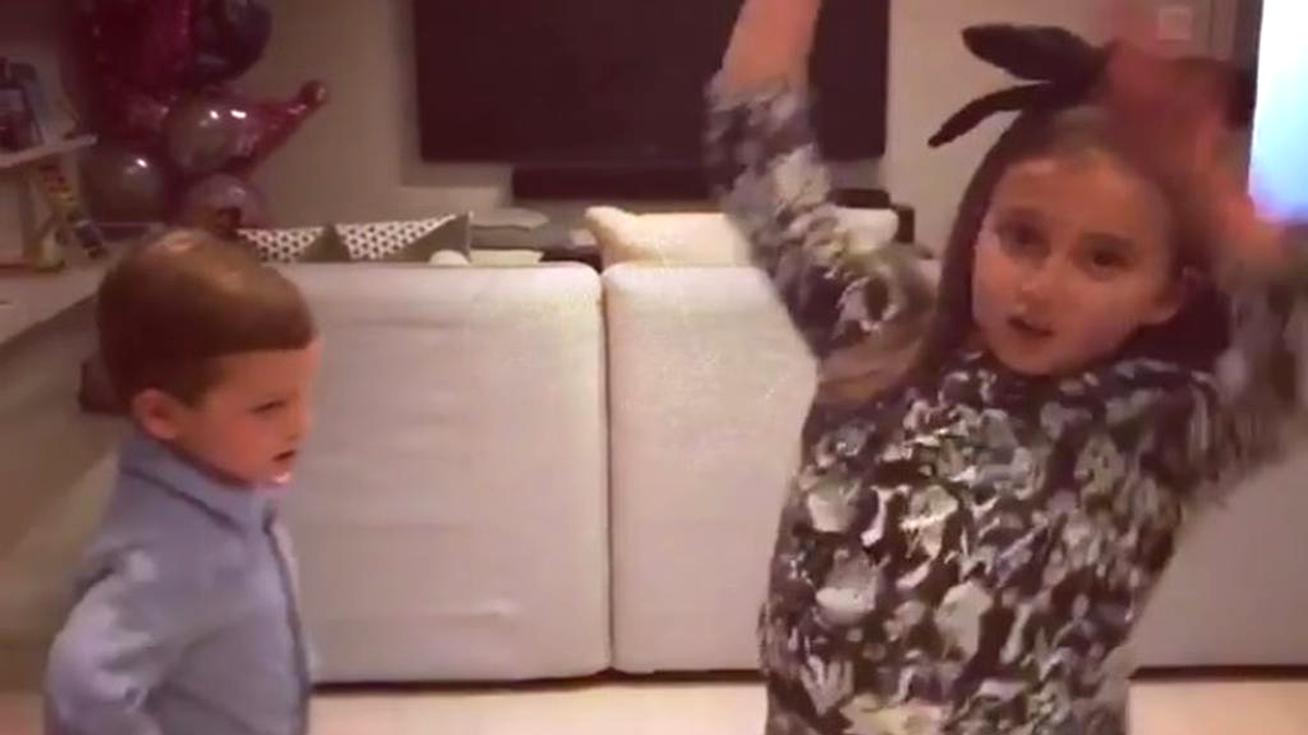 Los hijos de Ivanka Trump, hija del presidente Donald Trump, bailando la canción ‘Despacito’, de Daddy Yankee y Luis Fonsi. Imagen tomada del Instagram de Ivanka Trump.