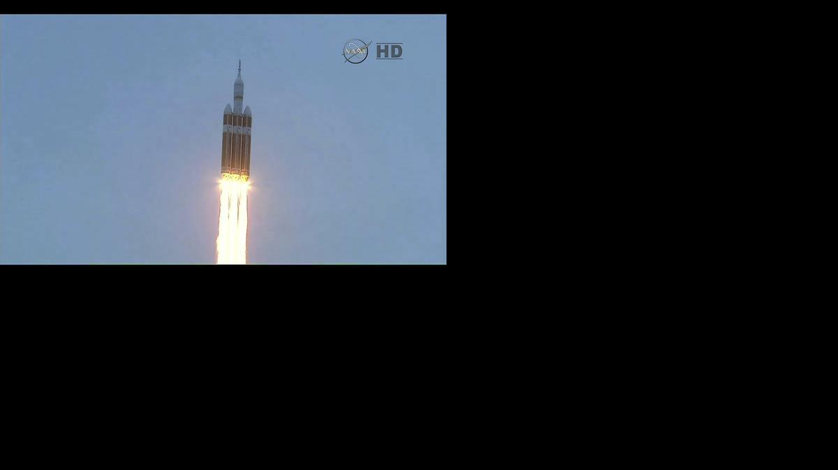 
 Captura tomada de NASA TV que muestra el lanzamiento de la cápsula Orion, a bordo del cohete Delta IV, desde la plataforma 37 del complejo de lanzamiento espacial de la base de Cabo Cañaveral, Florida (Estados Unidos) hoy, viernes 5 de diciembre de 2014.EFE/NASA
