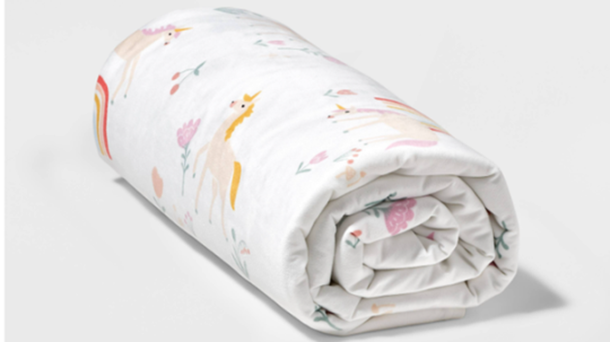 Manta Pillowfort color blanco con unicornios