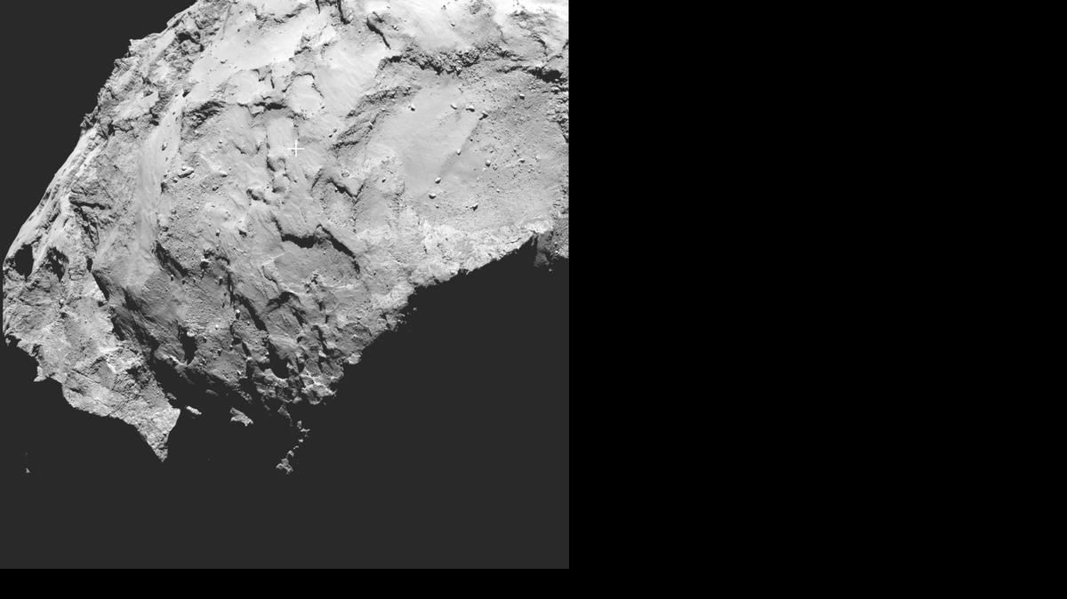 
Fotografía facilitada por la Agencia Espacial Europea (ESA) hoy, lunes 15 de septiembre de 2014, en la que aparece el "punto J" de aterrizaje del módulo Philae, de la sonda Rosetta, en el astro 67/P Churyumov-Gerasimenko. El aterrizaje está previsto para el próximo 11 de noviembre. El lugar elegido, al que los científicos denominan "punto J" y que ocupa una superficie de un kilómetro cuadrado, se encuentra en la "cabeza" del cometa, solo a 4 kilómetros de su extremo exterior, y se ha revelado como el más idóneo de los cinco que habían preseleccionado los expertos. La selección ha tenido en cuenta criterios como la iluminación del Sol, el relieve del terreno, la temperatura del cometa, la presión y de la densidad del gas que rodea su núcleo o su velocidad de rotación. Se espera que Philae pueda ofrecer información valiosa a los científicos durante unos cuatro meses, mientras que el módulo matriz continuará observando la evolución de la actividad del cometa hasta finales de 2015. 
