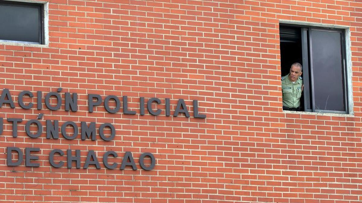 Un agente policial se asoma por la ventana de la sede de policía de Chacao en Caracas, Venezuela. Foto de archivo.
