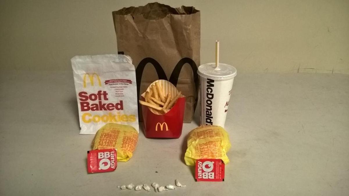Este fue uno de los pedidos en los que Frank Guerrero vendió droga escondida en una orden de dos combos cheeseburgers con papas fritas y gaseosa.