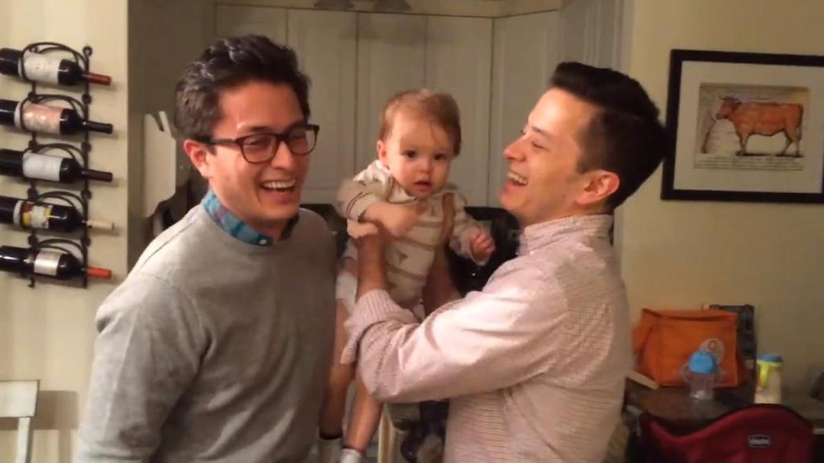 En la foto captada del video, se observa al bebé con su papá Stephen Ratpojanakul y su tío, Michael.