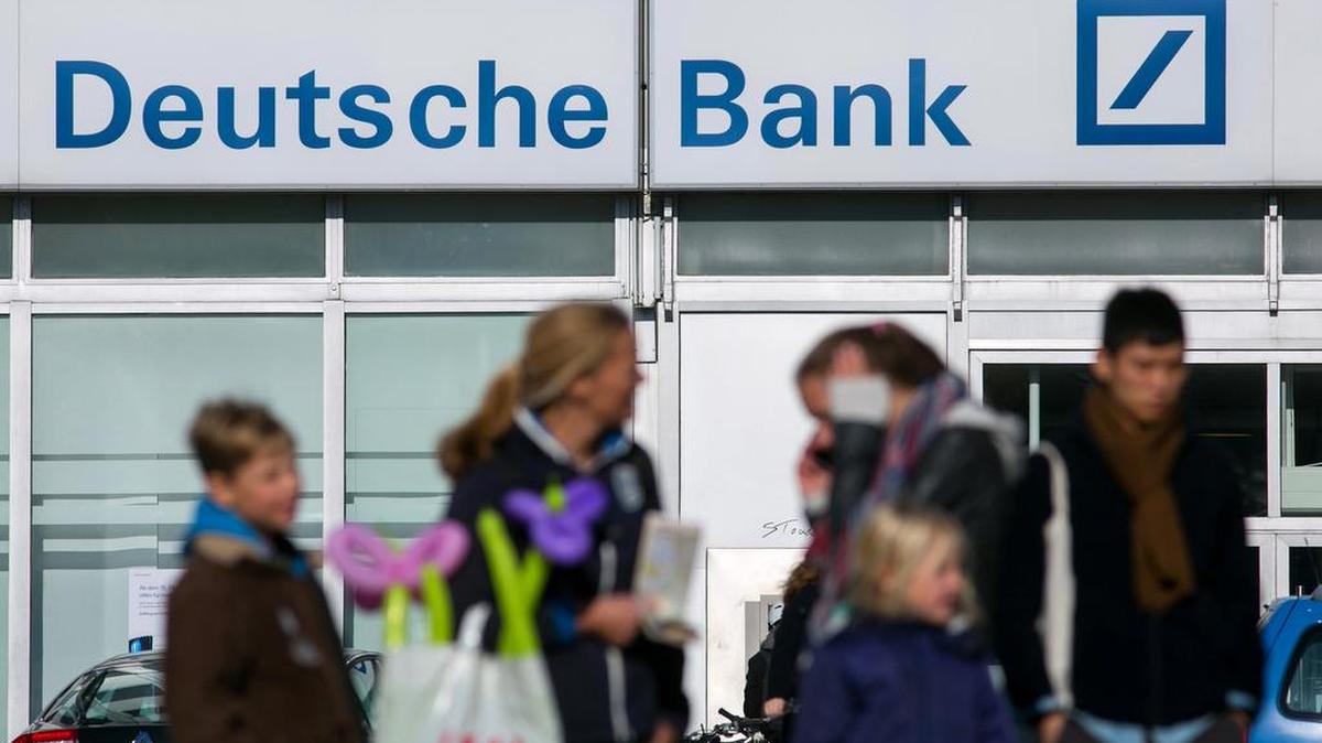 
Los peatones pasan frente a una sucursal del banco Deutsche Bank AG en Berlín, Alemania, el Lunes, 12 de octubre 2015.
