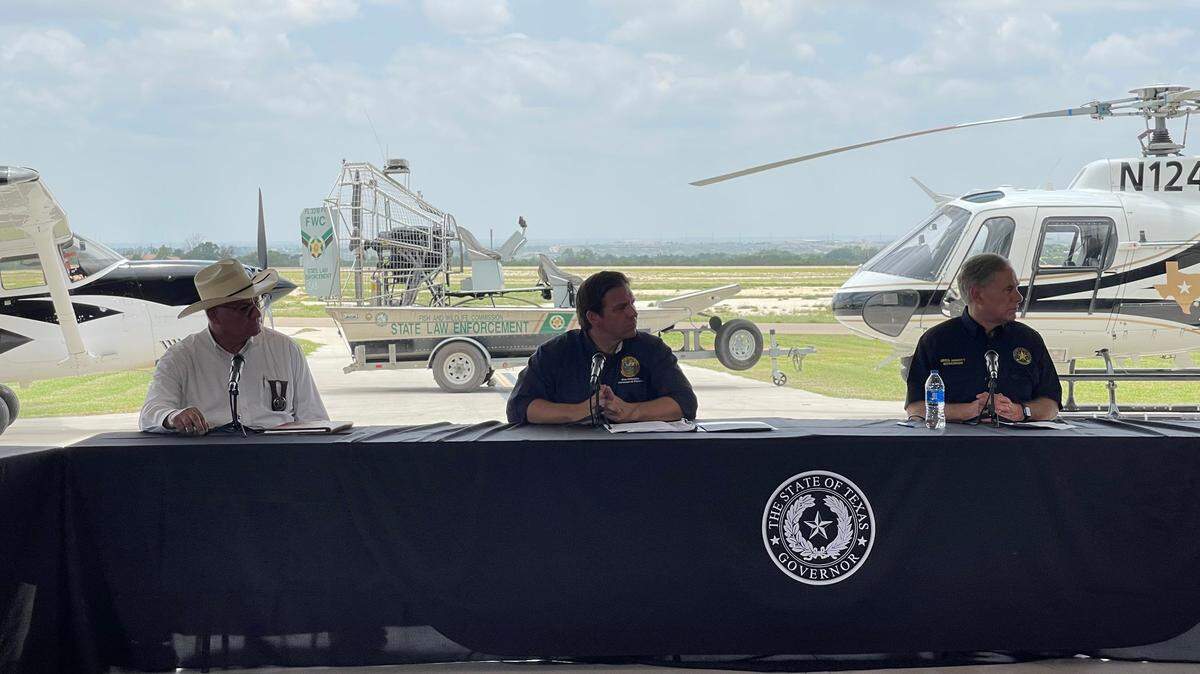 El gobernador de Florida, Ron DeSantis, y el gobernador de Texas, Greg Abbott, realizan una conferencia de prensa en Del Rio, Texas, para hablar sobre un esfuerzo de tres semanas realizado por un contingente de agentes del orden público de Florida para ayudar a hacer cumplir la frontera entre Estados Unidos y México.