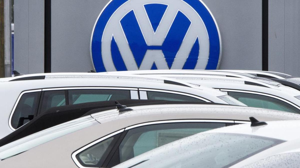 Esta foto de archivo de 29 de septiembre de 2015 muestra el logotipo del fabricante alemán de automóviles Volkswagen (VW) en un distribuidor norte de Virginia en Woodbridge, Virginia.