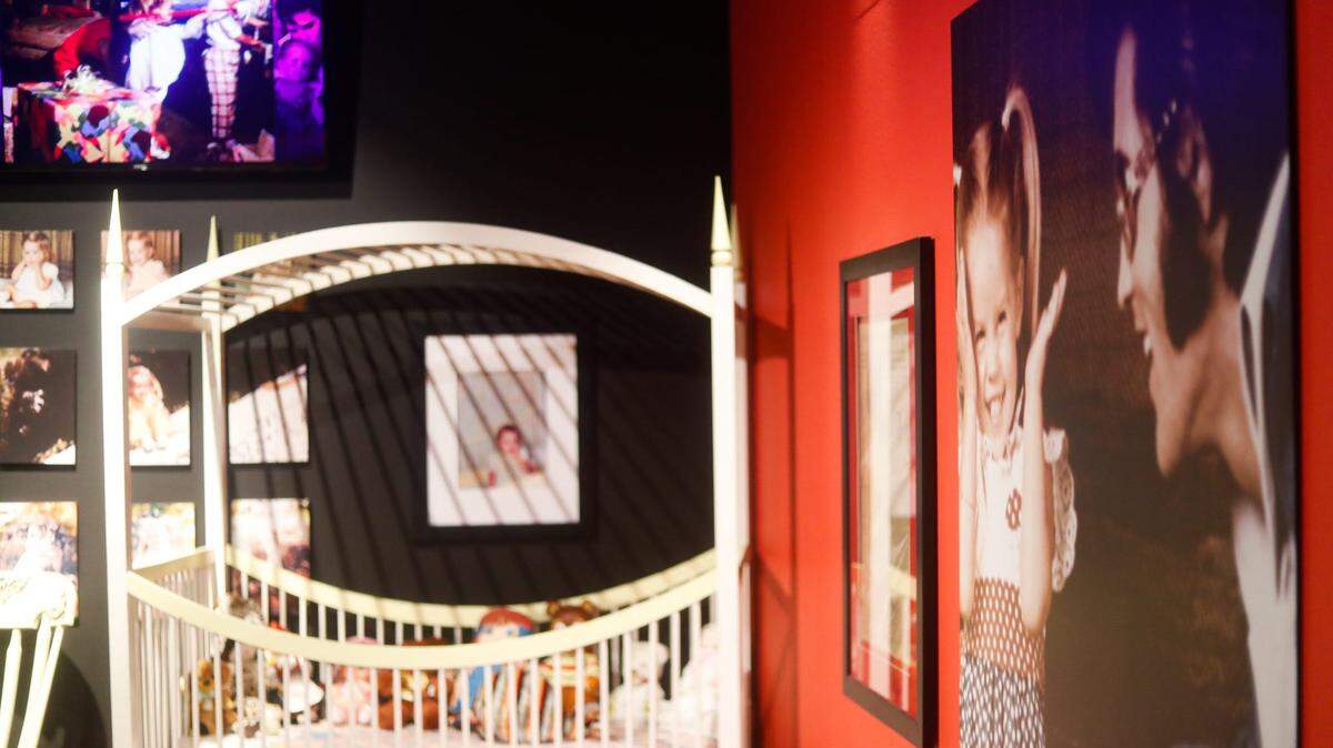 La cuna de Lisa Marie Presley, la hija de Elvis Presley, forma parte de una exhibición especial en Graceland, la mansión del legendario cantante en Memphis, Tennessee, el 31 de enero de 2024. A derecha, una foto del padre y la hija.