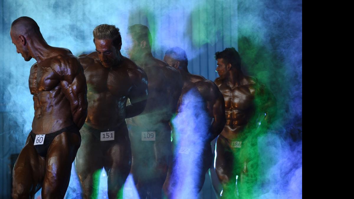 
Decenas de hombres en bañador, adeptos afganos al culturismo, exhibieron sus músculos hinchados en un escenario de la era soviética el miércoles, en Kabul, durante la final del concurso Mister Afganistán.

