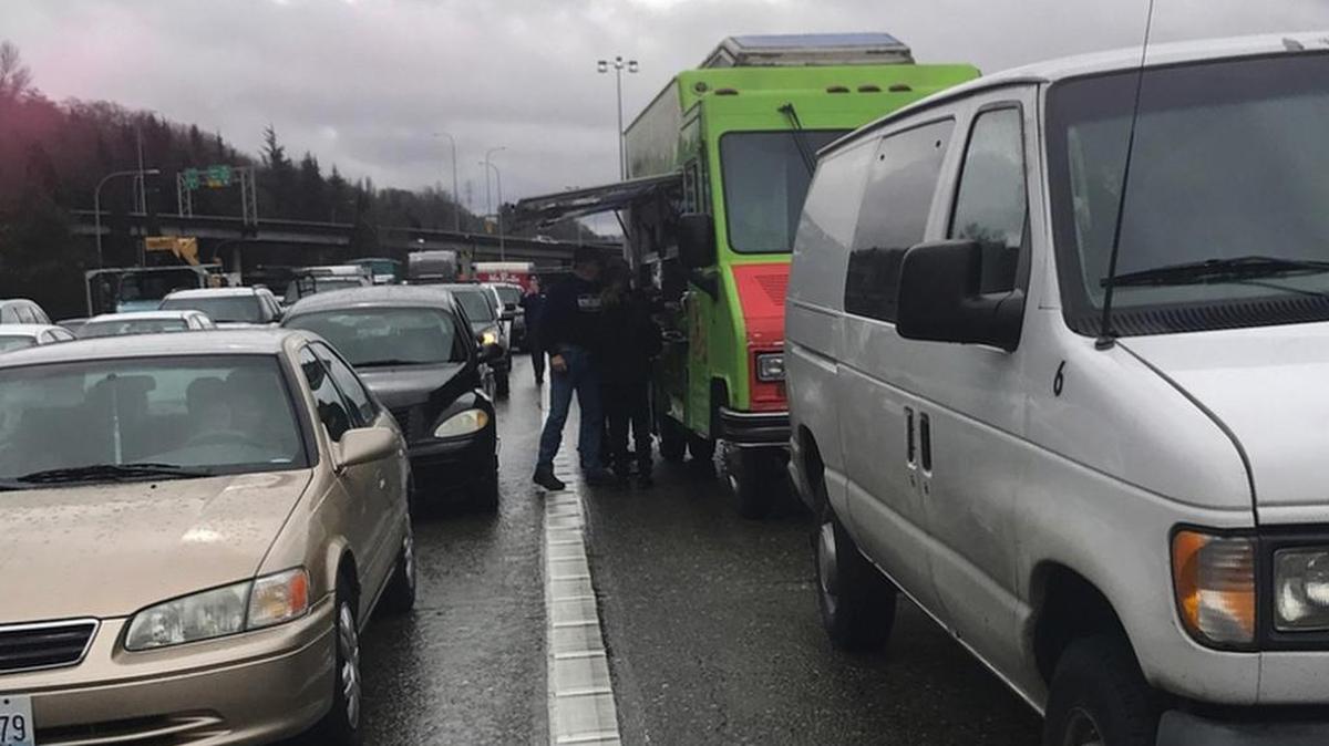 El camión de Tacos El Tajin sirve comida para los conductores estancados el lunes en una autopista en Seattle.